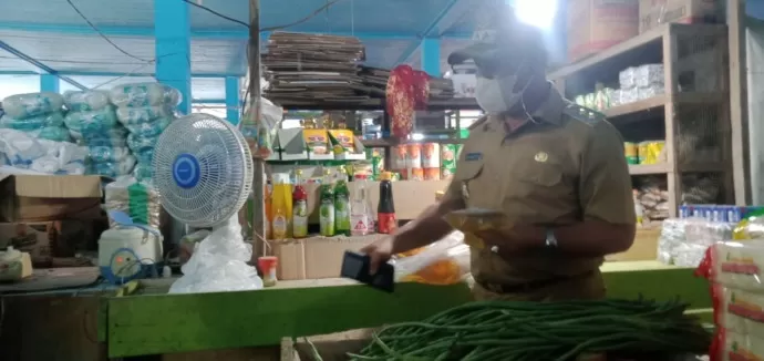 PANTAU HARGA: Saat Wakil Bupati Malinau, Jakaria bersama jajaran lakukan sidak di Pasar Induk, Senin (14/3). (Hadi Aris Iskandar/Radar Tarakan)