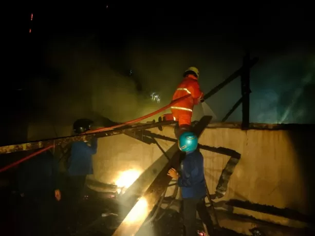 PEMADAMAN: Petugas Damkar berusaha memadamkan api yang membakar satu rumah walet di Malinau Kota, Kamis (31/03/2022) malam.(IST)