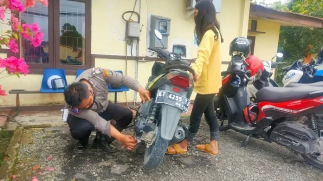 PERIKSA KENDARAAN: Aktivitas pemeriksaan nomor kendaraan yang dilakukan petugas di Kantor Bapenda Provinsi Kaltara wilayah Kabupaten Malinau. (Hadi Aris Iskandar/Radar Tarakan)