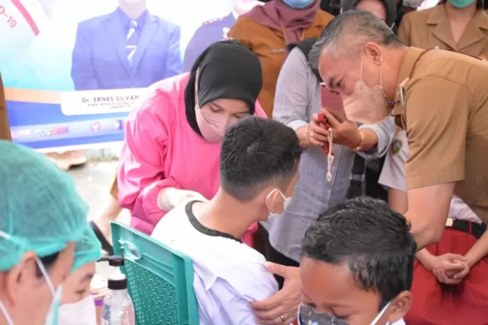 GENJOT VAKSINASI: Bupati Malinau Wempi Wellem Mawa meninjau penyaluran vaksinasi. Bulan ini terdapat ribuan vaksin yang akan memasuki masa kadaluwarsa.(Radar Tarakan)