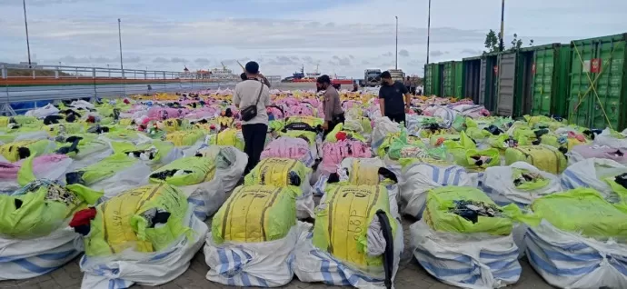 ILEGAL: Ribuan karung pakaian bekas dihampar petugas saat melakukan pemeriksaan dengan menggunakan anjing pelacak di pelabuhan Malundung Tarakan, Minggu (8/5). FOTO: GUNTUR/RADAR TARAKAN