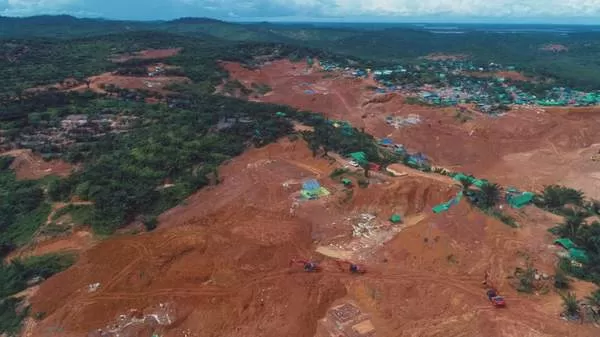 DILAKONI RIBUAN ORANG: Foto udara keberadaan tambang emas ilegal di lahan kelapa sawit milik PT BSMP di Sekatak, Bulungan diambil pada 2021 lalu. FOTO: ISTIMEWA