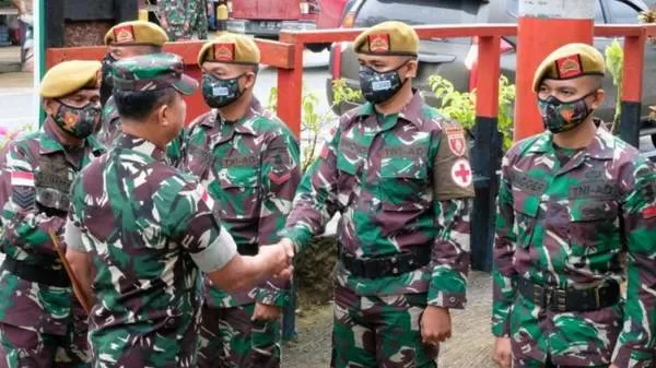 KEAMANAN: Danrem 092/Maharajalila, Brigjen TNI Rifki saat berkunjung ke Pos Gabma Simanggaris Satgas Pamtas RI-Malaysia.(IST)