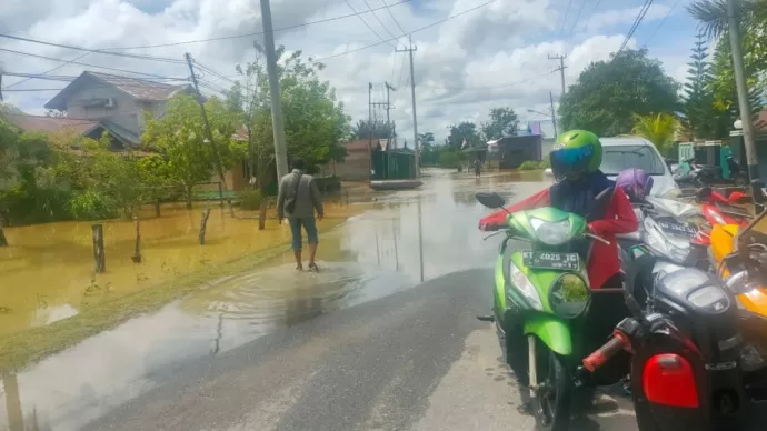 TERGENANG: Genangan air mulai naik ke salah satu jalan di Kabupaten Malinau, seperti di Jalan Panembahan ini. (HADI ARIS ISKANDAR/RADAR TARAKAN)