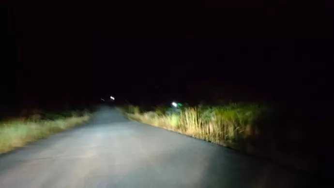RAWAN KECELAKAAN: Kondisi jalan sepanjang bundaran HU Tana Tidung ketika malam hari, sepanjang dan kiri kanan tak ada marka. (RIKO ISMANTO/RADAR TARAKAN)