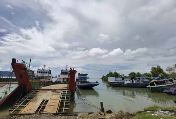 AKAN DIPINDAHKAN: Kapal-kapal yang tambat di dermaga tradisional di area Jalan Lingkar, Nunukan Selatan akan dipindahkan ke area Sungai Fatimah dan Tanjung Batu, Nunukan Barat.RIKO ADITYA/RADAR TARAKAN