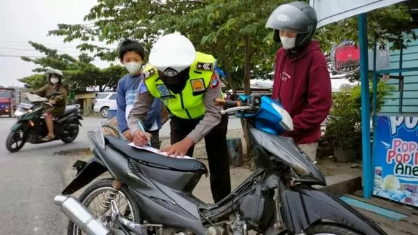 MENINDAK: Personel Satlantas Polres Malinau melakukan penindakan kepada pengendara yang melanggar aturan lalu lintas dalam Operasi Patuh Kayan 2022.