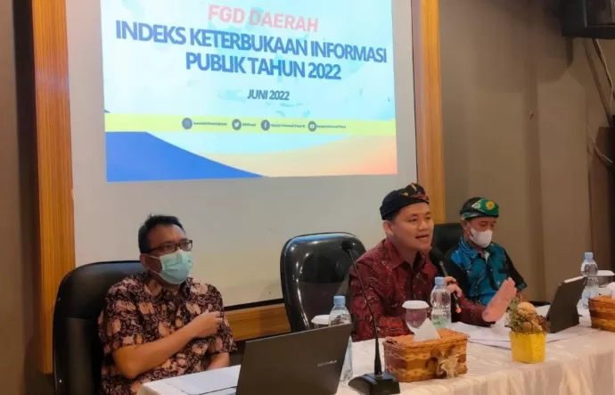KETERBUKAAN: Wakil Ketua KI Pusat, Arya Sandhiyudha (tengah) saat memberikan arahan pada FGD IKIP 2022 di Tanjung Selor, Jumat (24/6). (IWANK KURNIAWAN/RADAR TARAKAN)