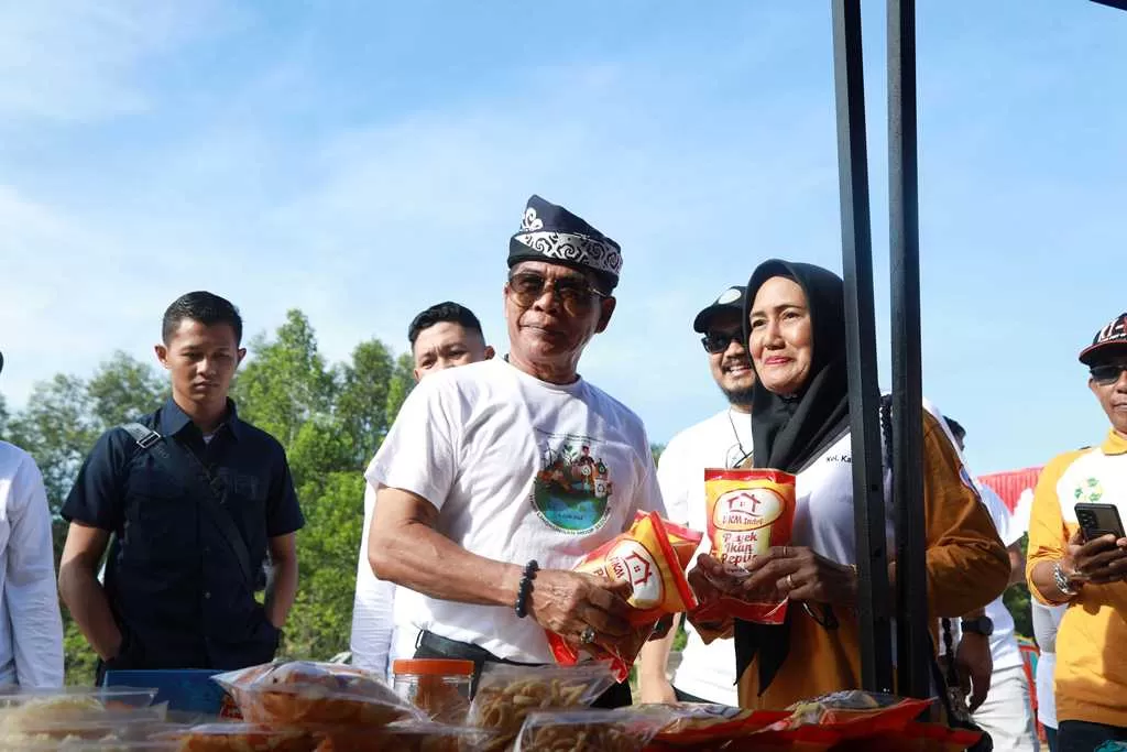 INDUSTRI KECIL : Gubernur Kaltara, Drs. H. Zainal A Paliwang S.H., M.Hum meninjau produk masyarakat di Kota Tarakan belum lama ini. (Foto:DKISP Kaltara)