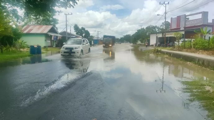 BERPOTENSI HUJAN: Hujan disertai luapan air Sungai Sesayap yang naik ke jalan di pusat kota Malinau beberapa waktu lalu.