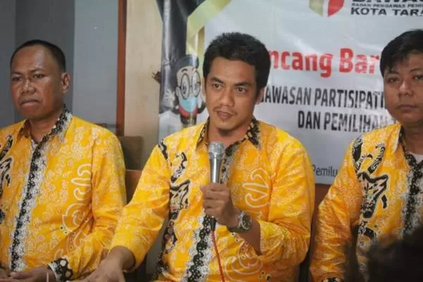 Ketua Bawaslu Tarakan Muhammad, Zulfauzi Hasly (tengah). FOTO: AGUS DIAN ZAKARIA/RADAR TARAKAN