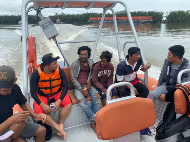 DITEMUKAN: Lima nelayan Tarakan dipastikan selamat setelah berhasil dievakuasi oleh Basarnas Tarakan dari Tanjung Selor ke Kota Tarakan. (IST)