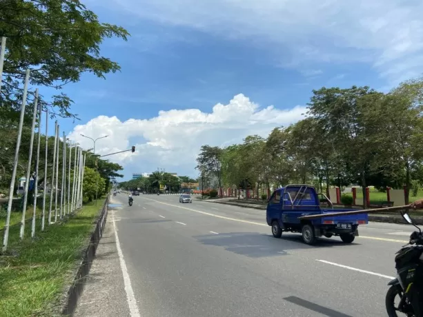 MINIM PJU: Kondisi Jalan Mulawarman-Aki Balak, atau di depan Bandara Juwata Tarakan ini minim penerangan saat malam dan rawan terjadi kecelakaan lalu lintas. (AGUS DIAN ZAKARIA/RADAR TARAKAN)