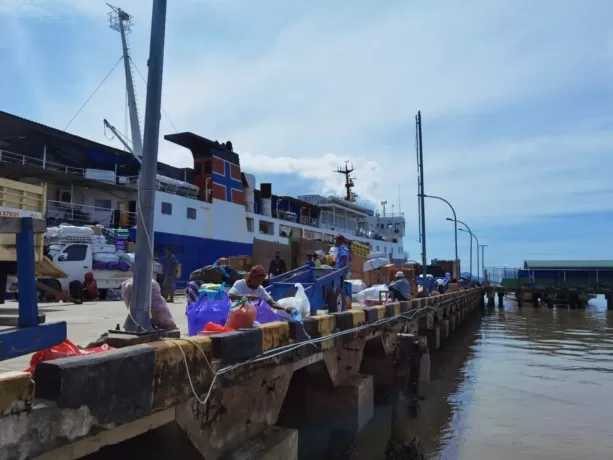 AKTIVITAS PELABUHAN: Tidak sedikit pedagang asongan berjualan di area Pelabuhan Tunon Taka Nunukan. (Riko Aditya/Radar Tarakan)