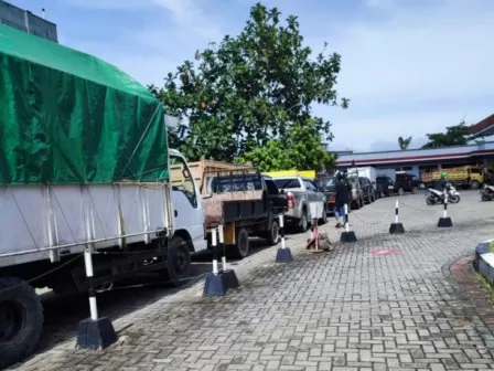 ANTRE: Sejumlah kendaraan mobil dan truk saat melakukan antrean di salah satu SPBU Tarakan, Rabu (10/8). (Ifransyah/Radar Tarakan)