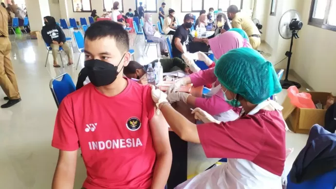 ANTRE: Vaksinasi Covid-19 kepada masyarakat Kota Tarakan beberapa waktu lalu. (IFRANSYAH/RADAR TARAKAN)