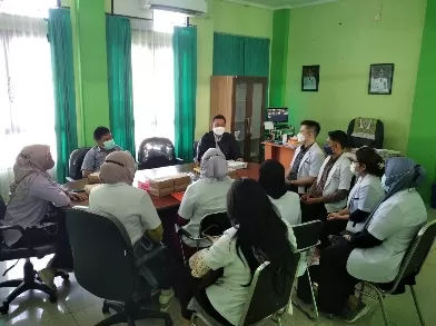 DISAMBUT: Direktur RSUKT dr. Joko Hariyanto, M.M saat menerima 8 dokter program interenship di ruang kerjanya, Sabtu, (20/8).