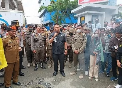 IWAN KURNIAWAN/RADAR KALTARA  BBM: Ketua DPRD Kaltara menemui mahasiswa yang melakukan aksi di depan kantor Gubernur Kaltara, Rabu (6/9).