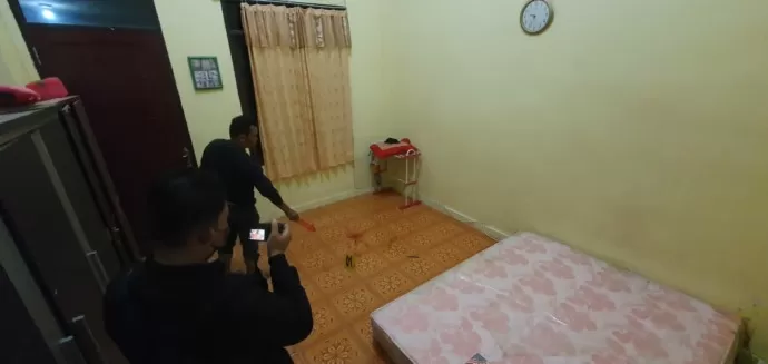 PEYELIDIKAN: Unit Inafis Satreskrim Polres Tarakan melakukan olah TKP di rumah pelaku.(FOTO: SATRESKRIM POLRES TARAKAN