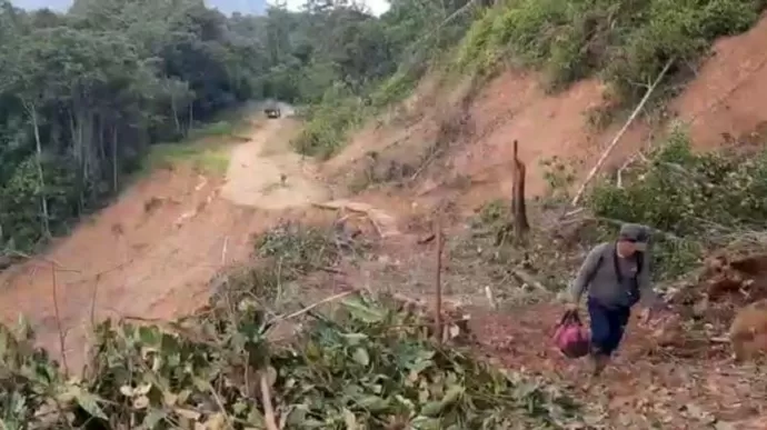 TERPUTUS: Masyarakat bersama TNI Polri gotong royong membuat jalan setapak di lokasi jalan longsor. FOTO: DOKUMENTASI WARGA