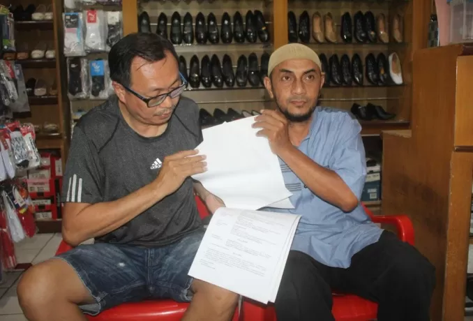 PROSES HUKUM: Perwakilan tenant THM Plaza menunjukan surat putusan PTUN Jakarta.(FOTO: AGUS DIAN ZAKARIA/RADAR TARAKAN)