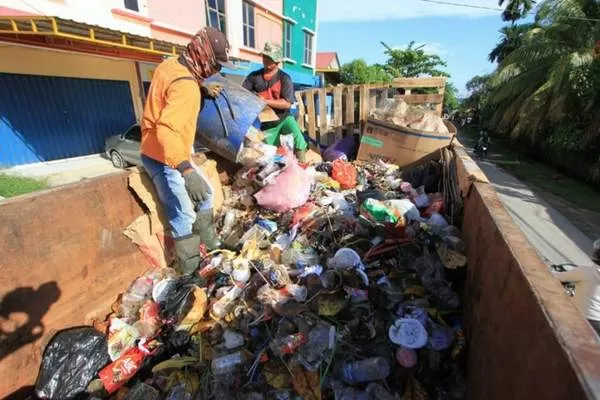 RADAR KALTARA JADI KENDALA: Usia di atas delapan tahun, armada pengangkut sampah dinilai tak layak lagi beroperasi.
