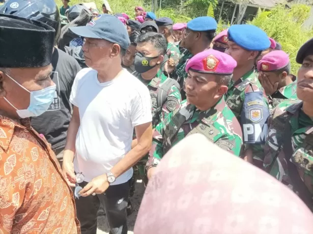 DITUTUP: Personel TNI AL saat menutup akses warga yang akan masuk ke kawasan Bumi Perkemahan Binalatung, Tarakan dan menuai protes dari masyarakat. (AGUS DIAN/RADAR TARAKAN)