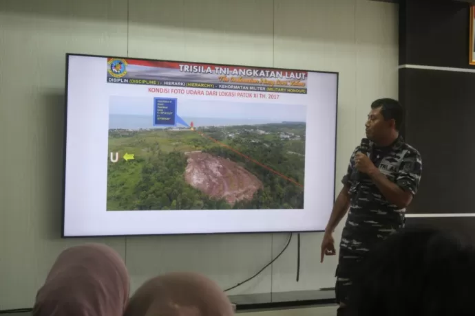 SENGKETA: TNI AL menjelaskan wilayah yang disengketakan warga pekan lalu. (FOTO: AGUS DIAN ZAKARIA/RADAR TARAKAN)