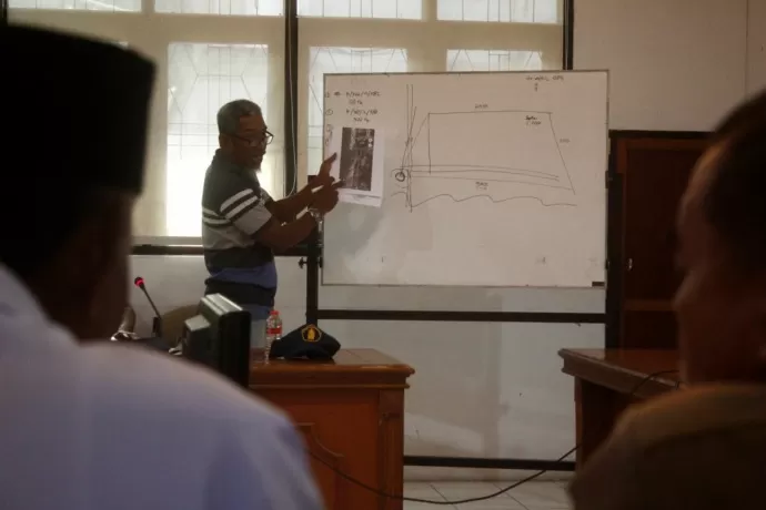 PAPARAN: Perwakilan warga Pantai Amal menjelaskan persoalan lahan warga di Bumi Perkemahan Binalatung, Tarakan Timur, Selasa (27/9). (FOTO: AGUS DIAN ZAKARIA/RADAR TARAKAN)