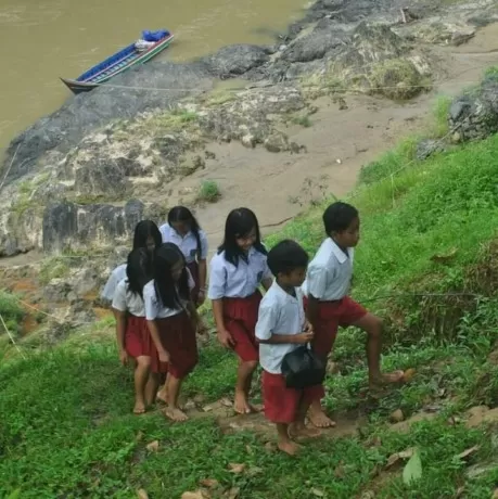 PULANG SEKOLAH: Potret aktivitas anak-anak sekolah di wilayah Lumbis Pansiangan yang sebagian besar warganya pernah beraktivitas di Sumantipal. (FOTO: DOKUMEN PRIBADI LUMBIS)