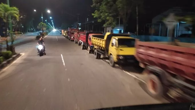 Antrean kendaraan truk di Jalan Mulawarman, Tarakan ini sudah terjadi sejak beberapa bulan terakhir. (FOTO: IFRANSYAH/RADAR TARAKAN)