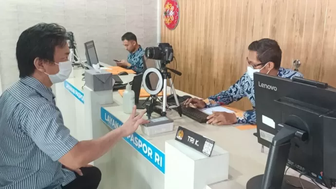 KEIMIGRASIAN: Layanan pembuatan paspor di Kantor Imigrasi Kota Tarakan, Jumat (7/10). FOTO: YEDIDAH PAKONDO/RADAR TARAKAN