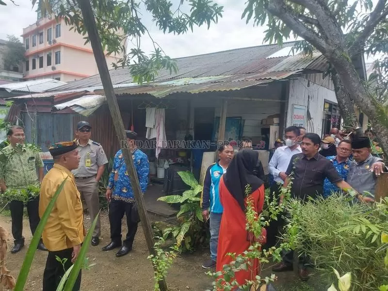 TINJAUAN: Komisi I DPRD Tarakan melihat lahan warga yang bersinggungan dengan lahan Bandara Juwata Tarakan, Selasa (18/10).