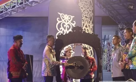 HADI ARIS/RADAR TARAKAN
 
 
 
 RESMI DIBUKA: Bupati Malinau Wempi Wellem Mawa saat memukul gong menandakan bahwa kegiatan HUT KE-23 Kabupaten Malinau  resmi dibuka.