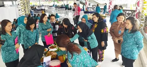 HADI ARIS/RADAR TARAKAN  PARTISIPASI: Ibu-ibu antusias mengikuti lomba memasak yang merupakan rangkaian HUT ke-23 Kabupaten Malinau.