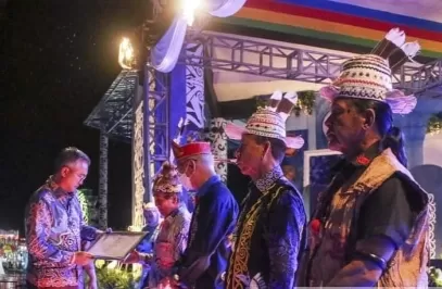 HADI ARIS/RADAR TARAKAN
 
 
 
 DISERAHKAN: Bupati Malinau, Wempi Wellem Mawa menyerahkan piagam penghargaan kepada empat lembaga adat di Kabupaten Malinau.