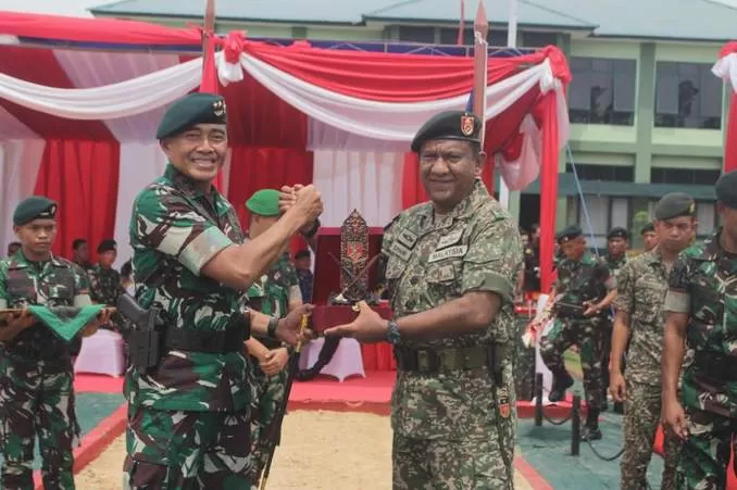 SINERGI: Pangdam VI/Mulawarman Mayor Jenderal TNI Tri Budi Utomo (kiri) usai menutup latihan bersama.