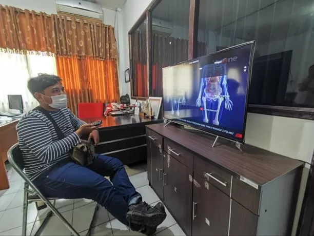 Masyarakat Tarakan sedang menikmati siaran televisi digital, Jumat (4/11). (FOTO: YEDIDAH PAKONDO/RADAR TARAKAN)