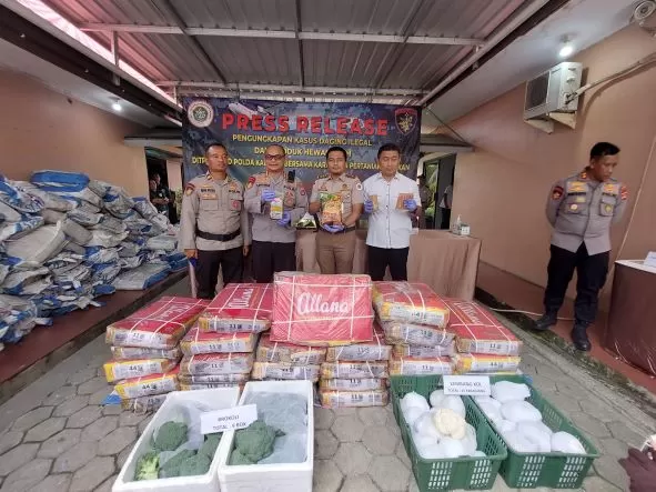 BARANG ILEGAL: Ratusan karung berisikan daging dan makanan beku ilegal dari Malaysia diamankan oleh Dipolairud Polda Kaltara. (FOTO: ELIAZAR/RADAR TARAKAN)