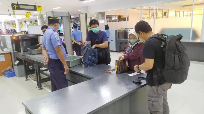 PEMERIKSAAN: Tampak aktivitas Bandara Juwata Tarakan pada Minggu, (20/11), petugas melakukan pemeriksaan terhadap barang bawaan penumpang.