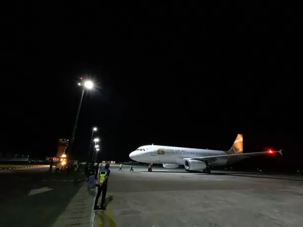 LAYANI KALTARA: Pesawat Super Air Jet baru beroperasi di Tarakan sejak Jumat malam, (18/11). FOTO: YEDIDAH PAKONDO/RADAR TARAKAN