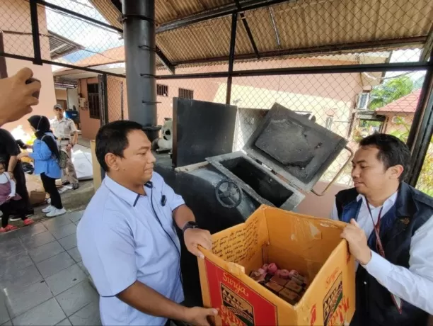 DIMUSNAHKAN: Pemusnahan kosmetik dan obat-obatan ilegal dari BPOM Tarakan yang diselenggarakan di Balai Karantina Pertanian, Rabu (23/11).