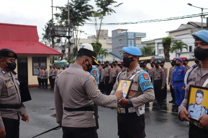 PTDH: Pelaksanaan upacara PTDH oleh Kapolres Tarakan, AKBP Taufik Nurmandia, S.I.K., M.H terhadap dua orang oknum kepolisian, Kamis (24/11).