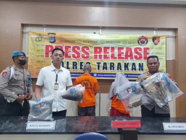 Kapolres Tarakan AKBP Taufik Nurmandia bersama Kasat Reskrim Iptu Muhammad Aldy menunjukan barang bukti dan tersangka yang berhasil diamankan.