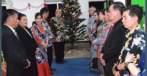 HADI ARIS/RADAR TARAKAN     NATAL BERSAMA: Bupati Malinau, Wempi Wellem Mawa beserta jajaran saat disambut oleh panitia Natal Kecamatan Pujungan.