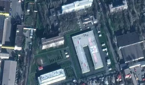 Sebuah foto satelit menunjukkan fasilitas militer terbaru milik tentara Rusia dibangun di wilayah Mariupol, Ukraina. (Maxar/BBC)