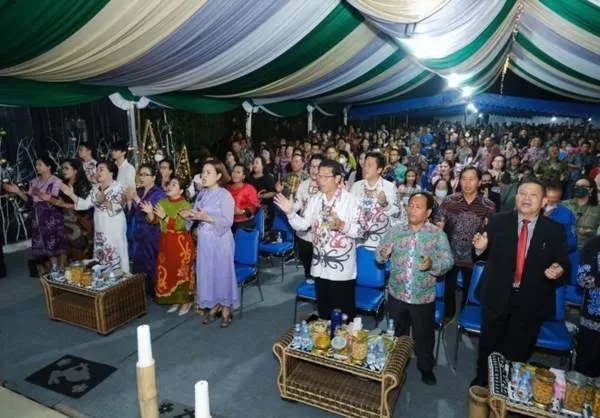 BERSYUKUR: Ribuan anggota keluarga besar Wagub Kaltara Yansen TP menggelar ibadah syukur Natal 2022 dan Tahun Baru 2023 di Kuala Lapang, Kabupaten Malinau, Sabtu (14/1) malam. FOTO: AGUSSALAM SANIP/RADAR TARAKAN