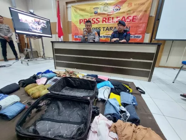 HANYA PAKAIAN : Dari pemeriksaan terhadap koper dan kardus mencurigakan di depan Mako Polres Tarakan, tidak ditemukan adanya bom dan berbahaya lainnya. FOTO : IFRANSYAH/RADAR TARAKAN