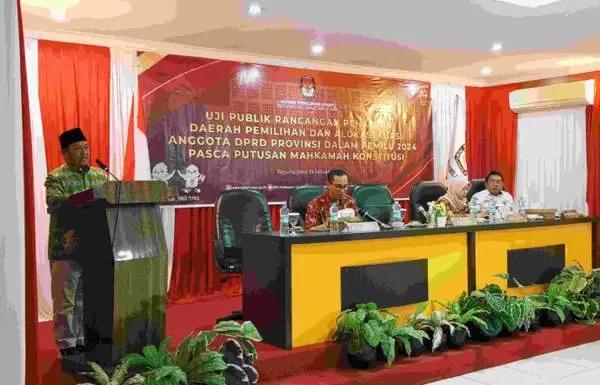 PENDATAAN: Ketua KPU Kaltara, Suryanata Al Islami saat membuka kegiatan uji publik rancangan dapil di Tanjung Selor, Kamis (19/1). IWAN KURNIAWAN/RADAR KALTARA