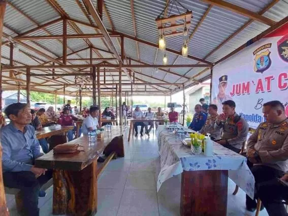 DIALOG: Kapolda Kaltara Irjen Pol Daniel Adityajaya berdiskusi dengan sejumlah masyarakat Kota Tarakan, kemarin (20/1). ELIAZAR/RADAR TARAKAN